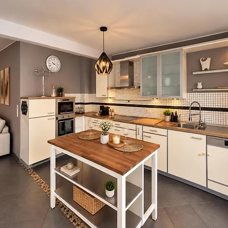 Inviting With Parking And Scenic View Appartement