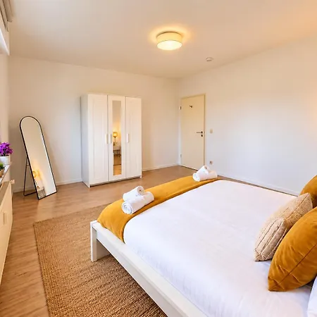 Inviting With Parking And Scenic View *
